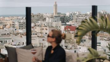 2 bars/lounges, cocktail bar