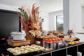 Un bufé con diversos alimentos y una decoración floral.