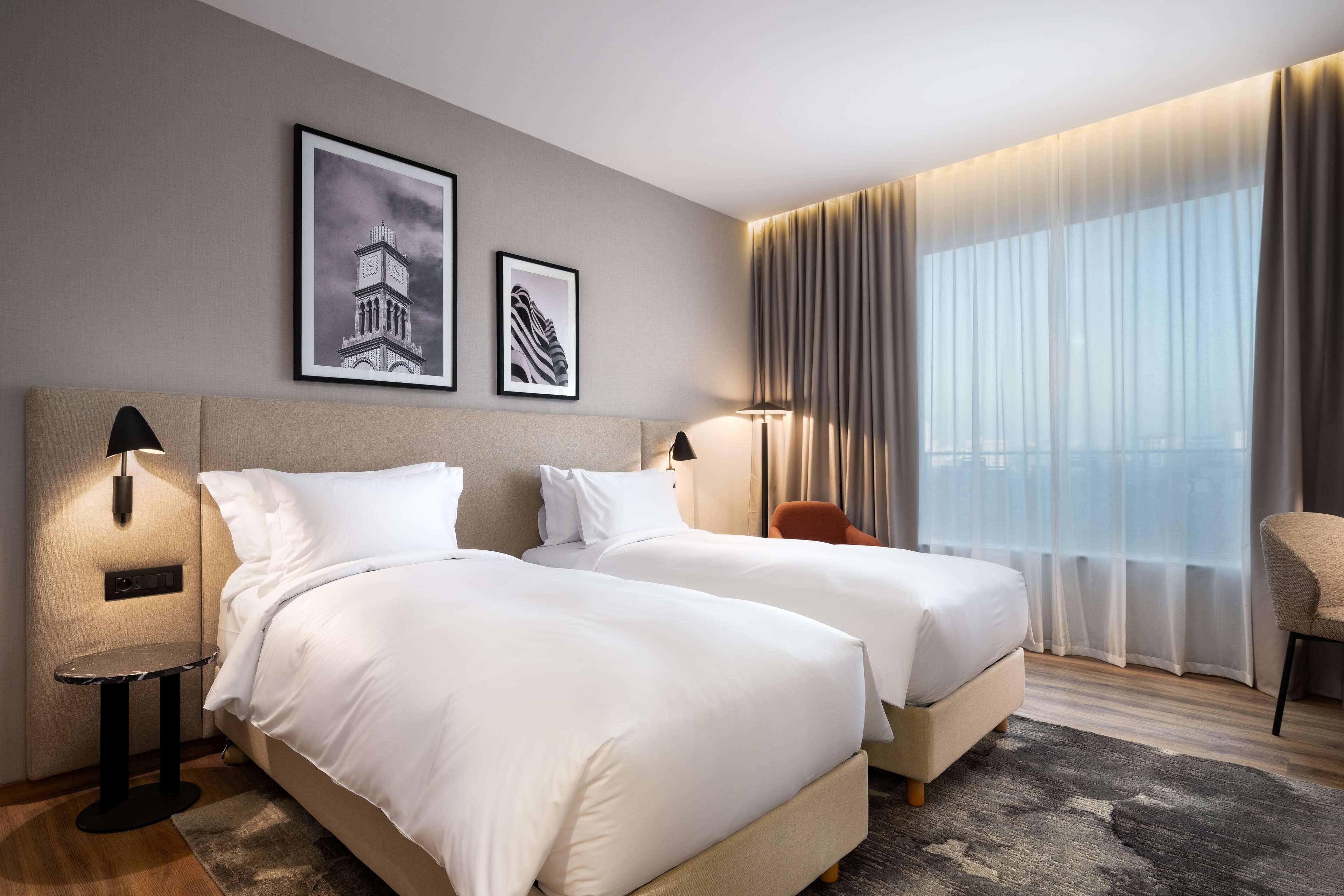 ミニバー、デスク、ノートパソコン用作業スペース、防音設備