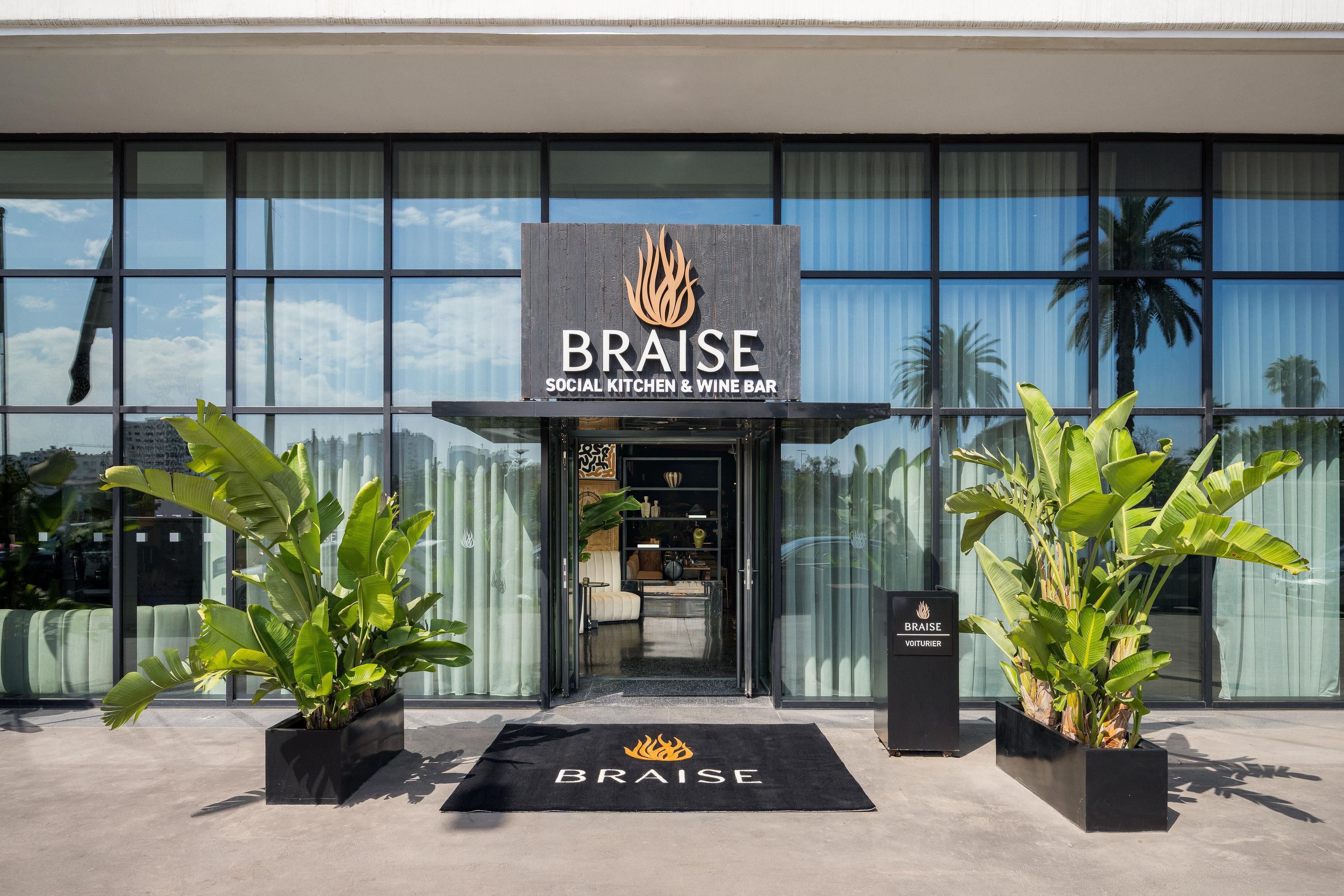 La entrada a un edificio con un letrero que dice 'BRAISE SOCIAL KITCHEN & WINE BAR'.