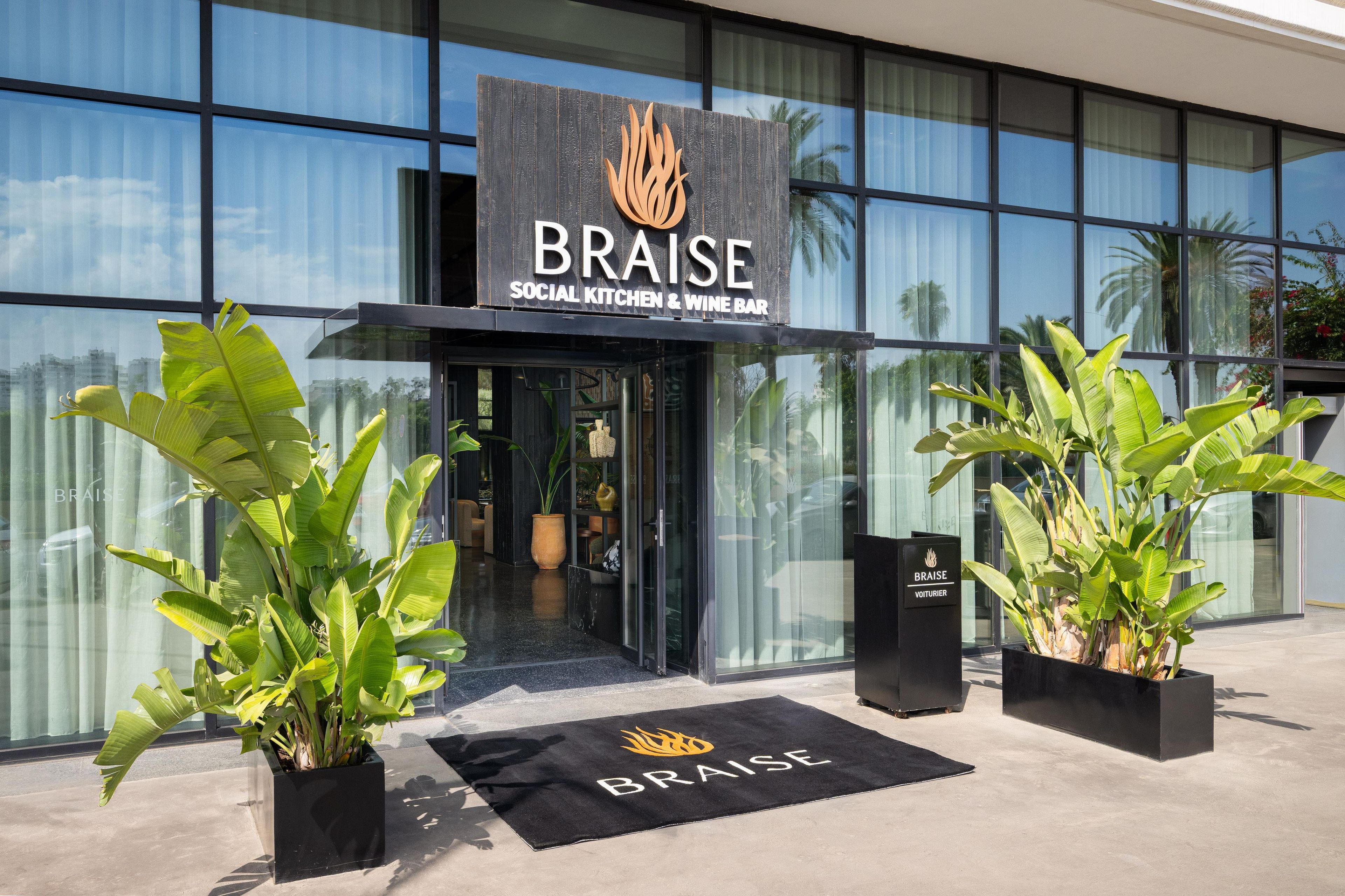 L’extérieur d’un bâtiment sur lequel on peut lire l’inscription : « BRAISE SOCIAL KITCHEN & WINE BAR ».