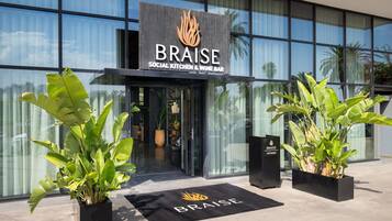L’extérieur d’un bâtiment sur lequel on peut lire l’inscription : « BRAISE SOCIAL KITCHEN & WINE BAR ».
