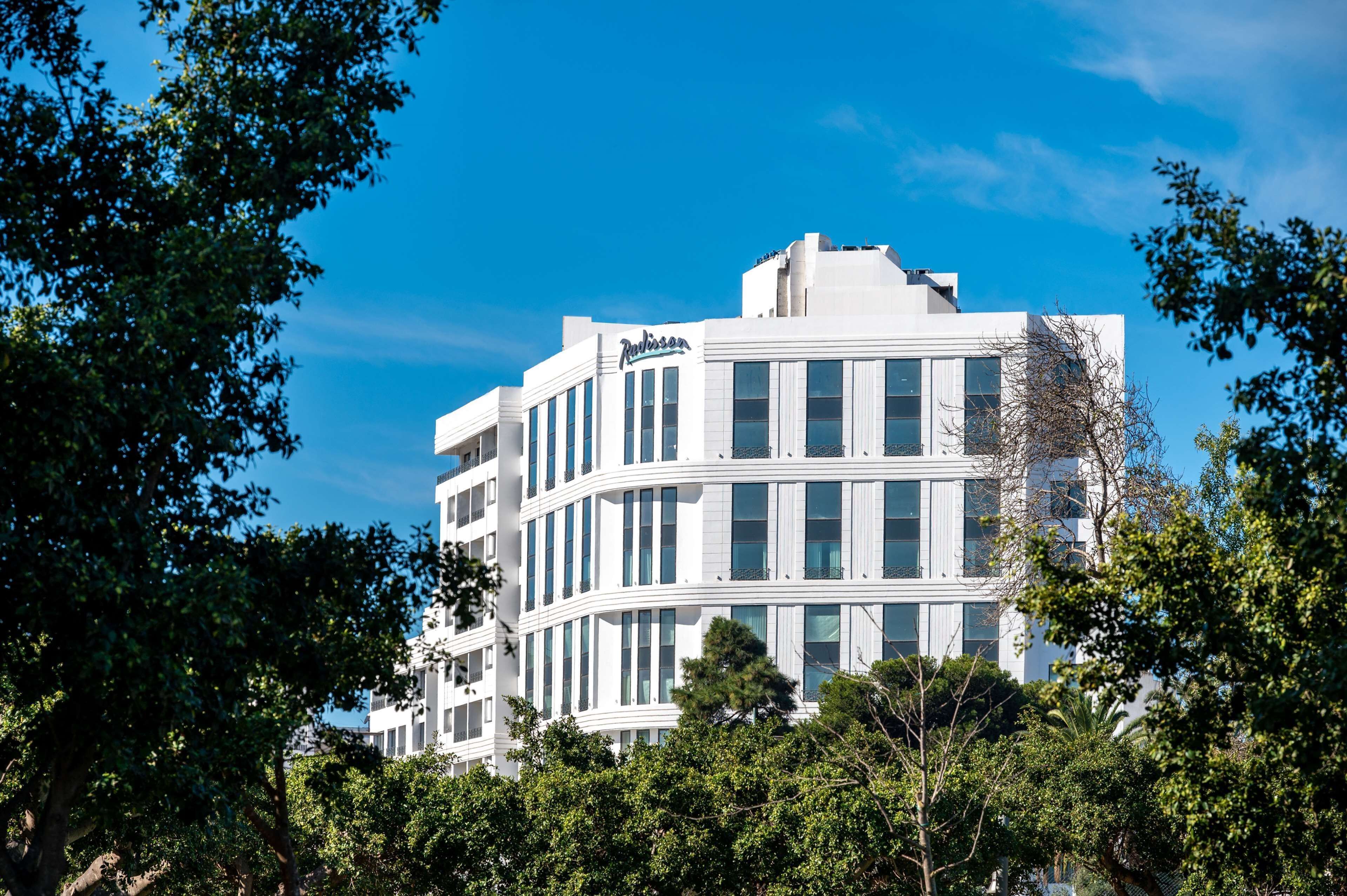 Um edifício moderno com fachada curva e várias janelas.