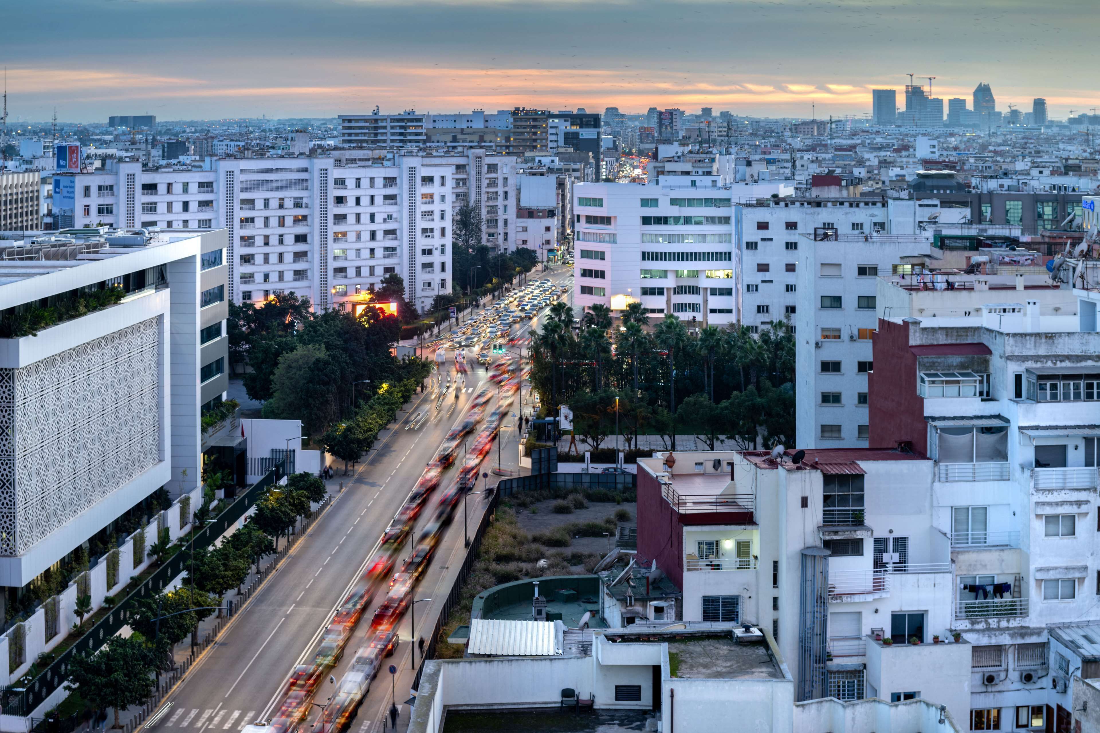 Een stadsgezicht met een drukke straat, hoge wolkenkrabbers en een verre horizon.