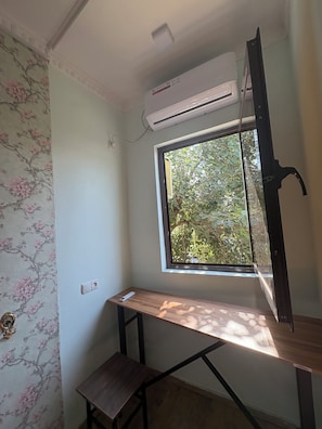 Traditional Triple Room | Desk, laptop workspace, WiFi