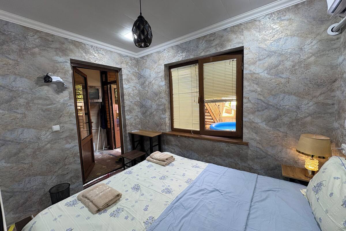Quarto casal econômico | 1 quarto, escrivaninha, espaço de trabalho para notebook, Wi-Fi