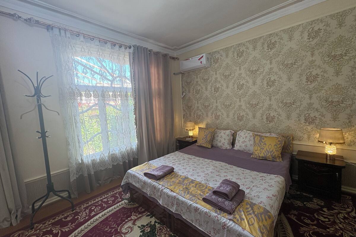 Quarto casal para família de uso individual, para não fumantes, vista para o jardim | 1 quarto, escrivaninha, espaço de trabalho para notebook, Wi-Fi
