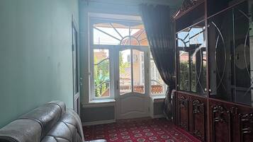 Luxe tweepersoonskamer | Woonruimte | Een flatscreentelevisie