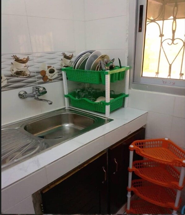 Frigorífico, microondas, placa de cocina y cafetera o tetera