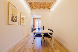 Apartamento empresarial, vista para a cidade | Sala de jantar