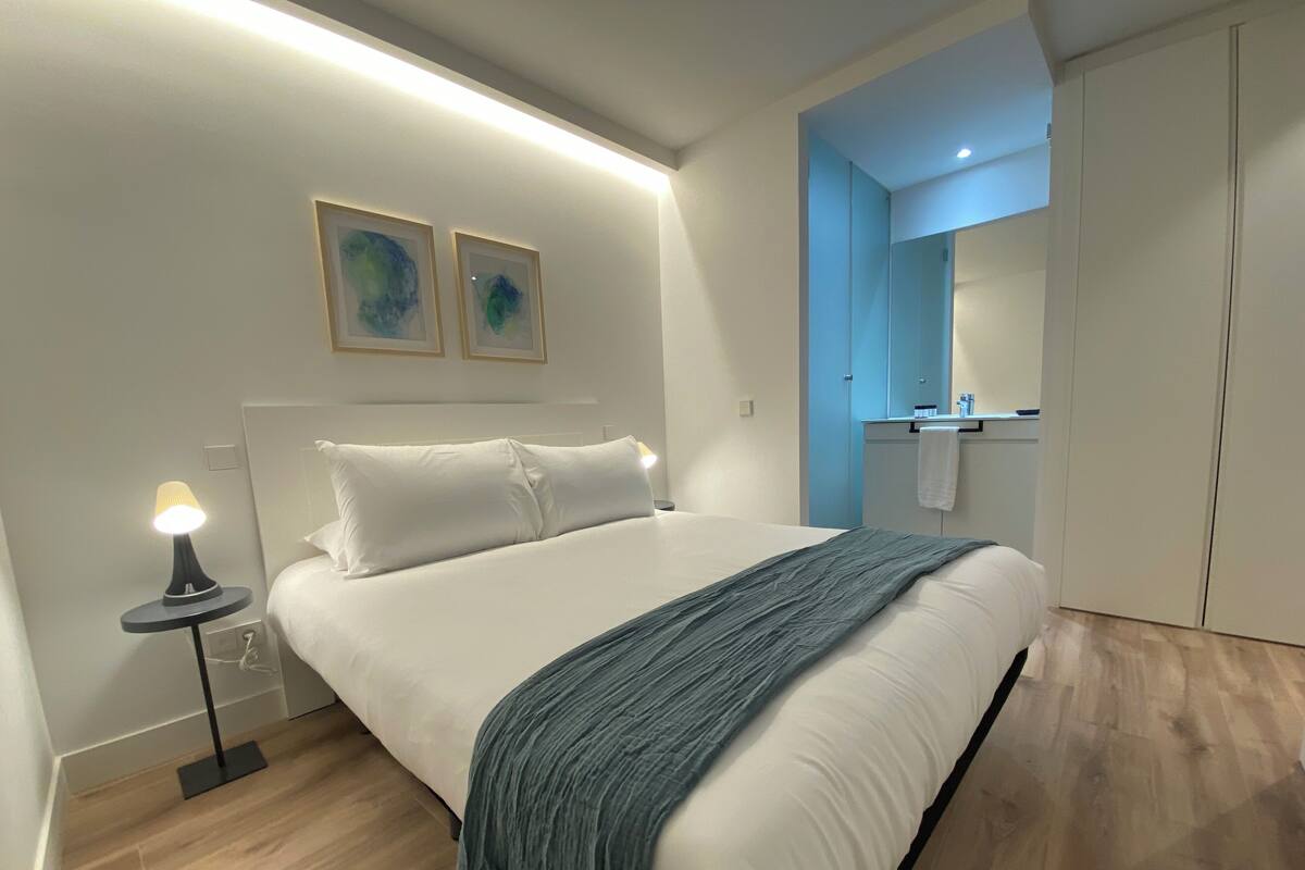 Apartment | Premium bedding, iron/ironing board, WiFi (free), bed sheets