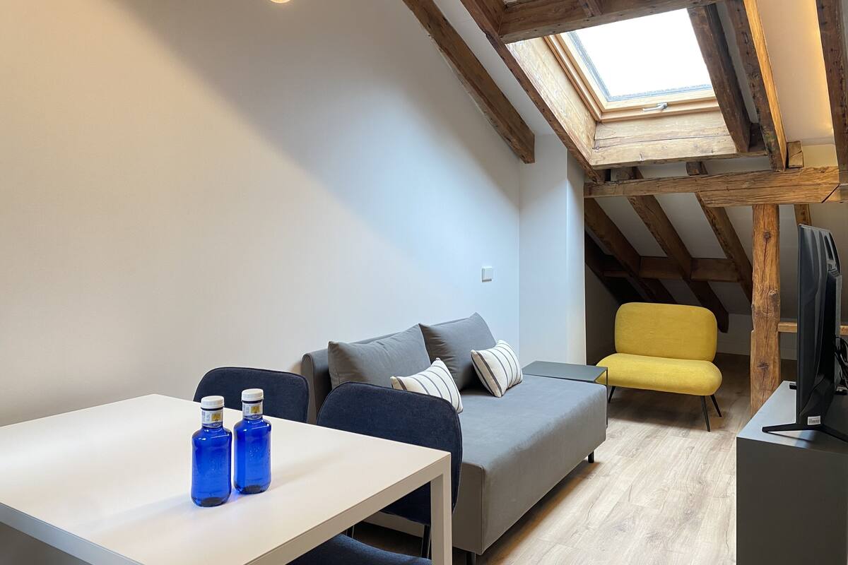Grand Apartment, City View | Living area