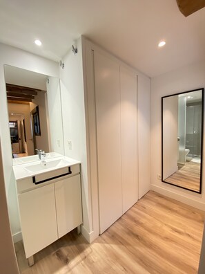 Junior appartement, uitzicht op de stad | Badkamer | Een haardroger, vloerverwarming, handdoeken, zeep