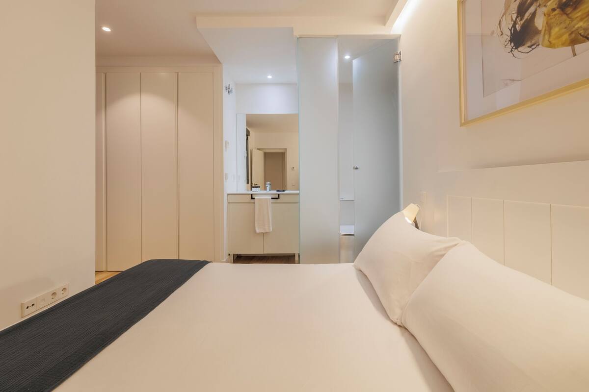 Business Apartment, City View | Premium bedding, iron/ironing board, WiFi (free), bed sheets