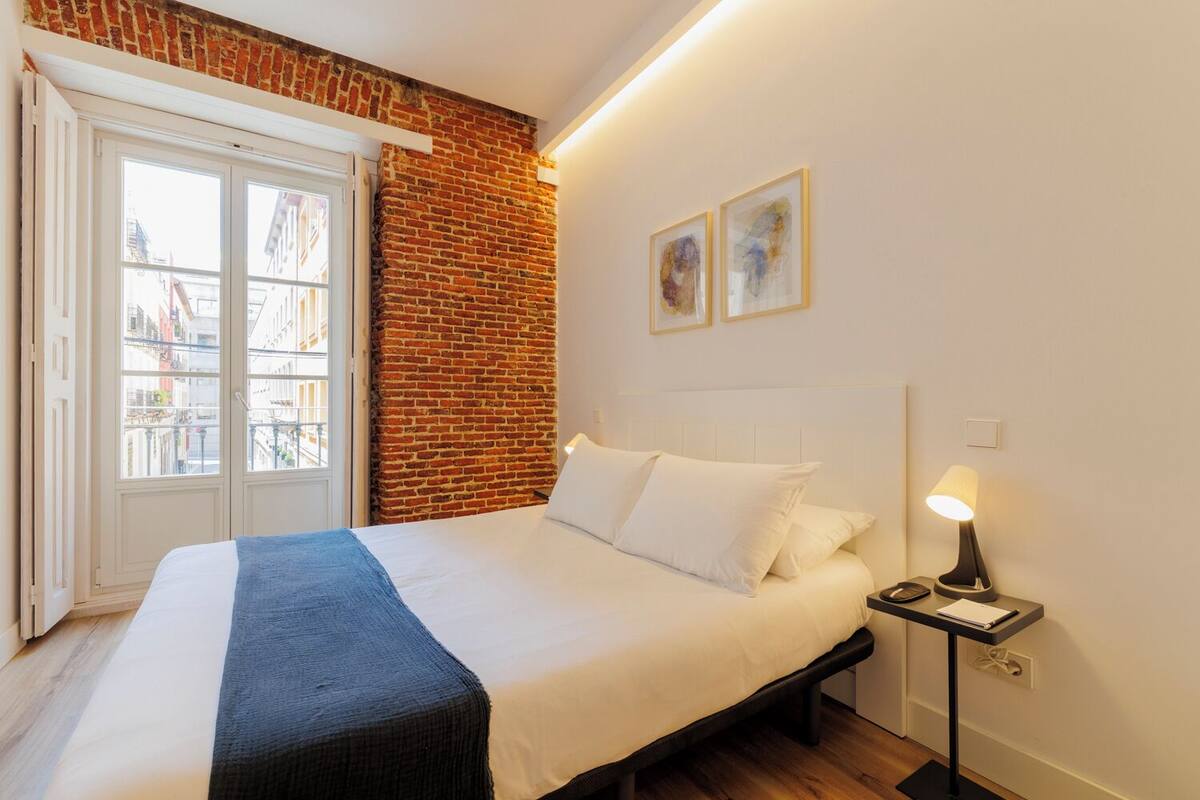 Club Apartment, City View | Premium bedding, iron/ironing board, WiFi (free), bed sheets