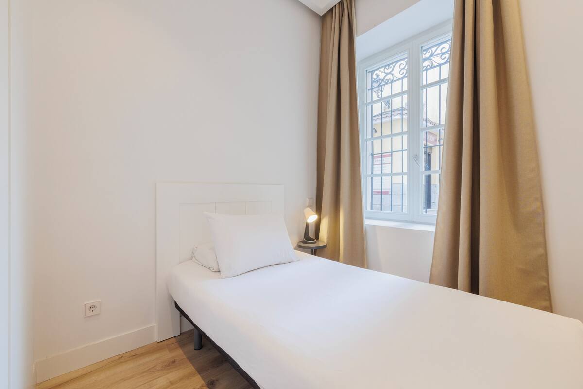 Deluxe Apartment, City View | Premium bedding, iron/ironing board, WiFi (free), bed sheets