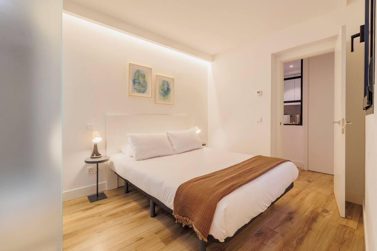 Classic Apartment, City View | Premium bedding, iron/ironing board, WiFi (free), bed sheets