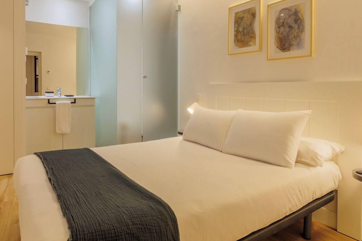 Elite Apartment, City View | Premium bedding, iron/ironing board, WiFi (free), bed sheets