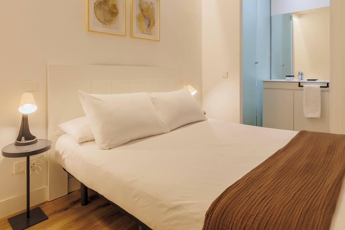 Design Apartment, City View | Premium bedding, iron/ironing board, WiFi (free), bed sheets