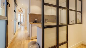 Departamento clásico, vista a la ciudad | Cocina privada | Toallas de papel