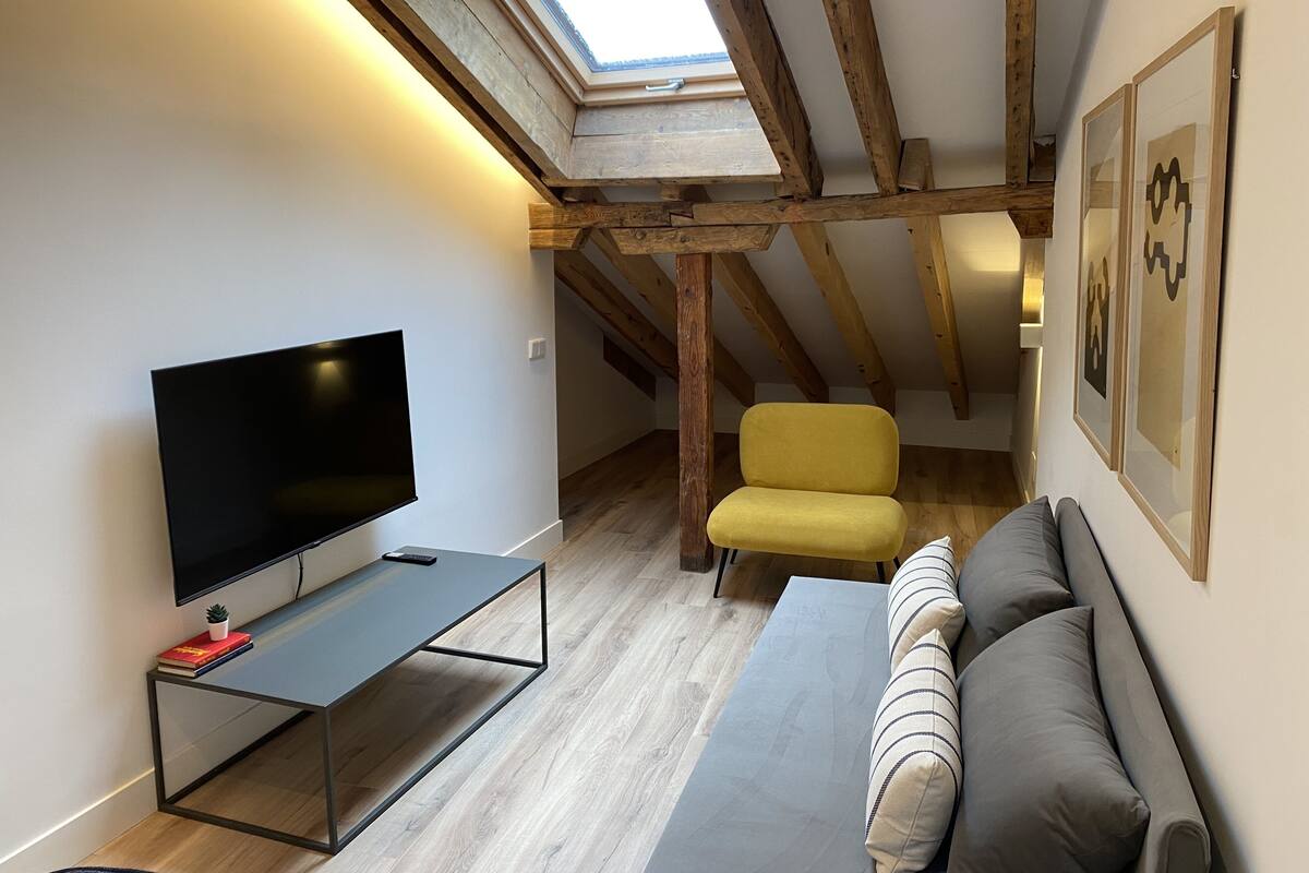 Junior Apartment, City View | Living area
