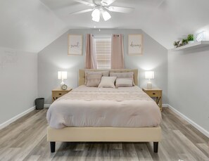 5 bedrooms, iron/ironing board, free WiFi, bed sheets - A&M SPORTS DAY, POOL TABLE, AND BBQ (College Station)