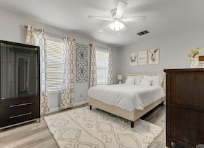 5 bedrooms, iron/ironing board, free WiFi, bed sheets - A&M SPORTS DAY, POOL TABLE, AND BBQ (College Station)