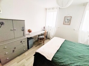 2 Schlafzimmer, Bügeleisen/Bügelbrett