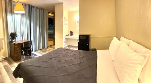 Room 33 - Standard Queen - Sleeps 2 - Harper Motel