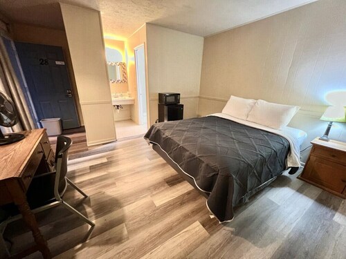 Room 28 - Standard Queen - Sleeps 2 - Harper Motel