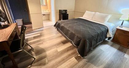 Room 28 - Standard Queen - Sleeps 2 - Harper Motel