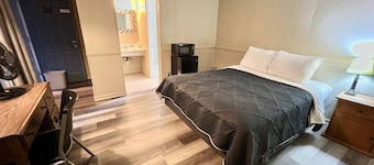 Room 28 - Standard Queen - Sleeps 2 - Harper Motel
