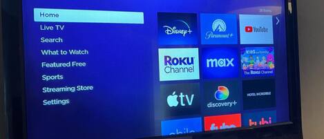Interfaz de un televisor Roku con logotipos de varios servicios de transmisión y opciones de menú.