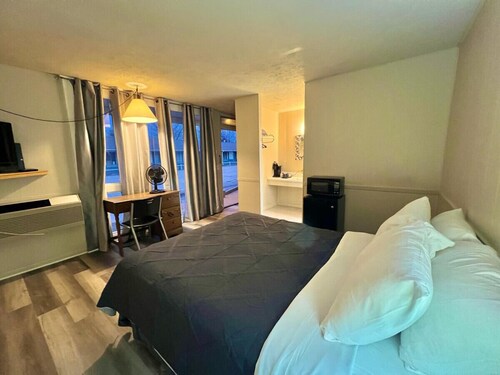 Room 28 - Standard Queen - Sleeps 2 - Harper Motel