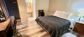 Room 28 - Standard Queen - Sleeps 2 - Harper Motel