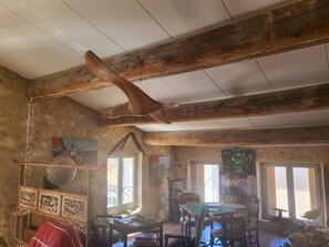 Een 60-cm flatscreentelevisie met kabelzenders en een printer