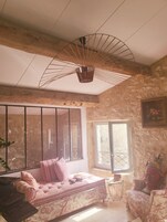 Televisión de pantalla plana 60 cm con canales de televisión por cable