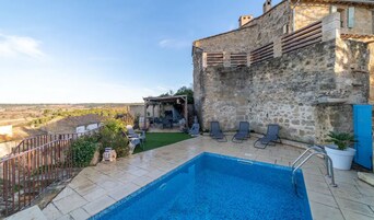 Una piscina al aire libre de temporada