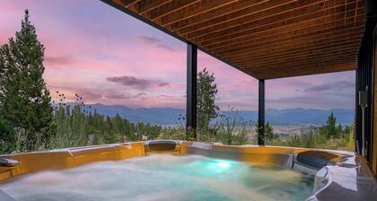 Stunning Mountain Views w/ Hot Tub