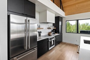 Refrigerador, microondas, horno y parrilla de estufa