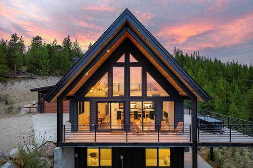 Modern Mountain Escape | Hot Tub & Fireplace