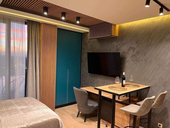 1 室のベッドルーム、WiFi