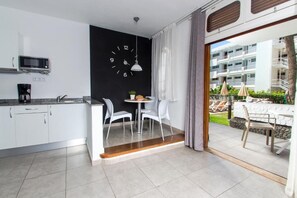 Stort kylskåp, mikrovågsugn, spishäll och matberedare