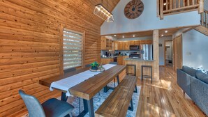 Un intérieur en bois comprenant un coin repas, une cuisine et un espace de vie.