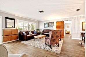 Een smart-tv, een open haard, boeken en een stereo