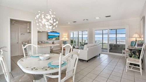 Private Beach Walkover + Screened Porch + Pets OK