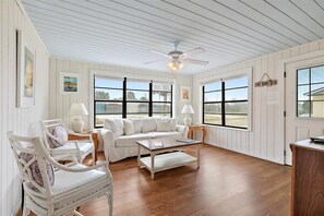 Televisión, reproductor de DVD, oficina