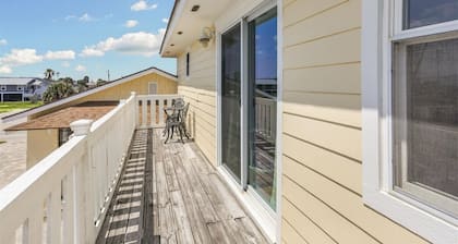 Steps to Beach, Quaint and Quiet | Crow's Nest
