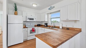 Coffee/tea maker, fridge, microwave, oven - Crows Nest Apartment with Ocean View Balcony (St. Augustine)