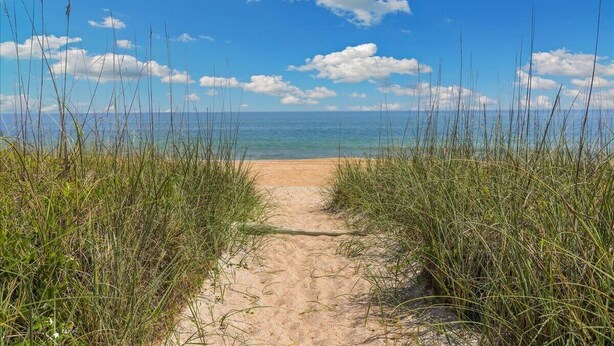 On the beach - Crows Nest Apartment with Ocean View Balcony (St. Augustine)